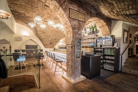 Lunch and dinner served, international cuisine