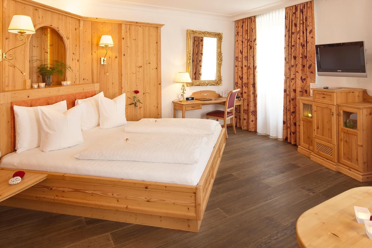 Deluxe Room, 1 Double Bed | Hypo-allergenic bedding, in-room safe, desk, laptop workspace