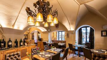 Lunch and dinner served, international cuisine