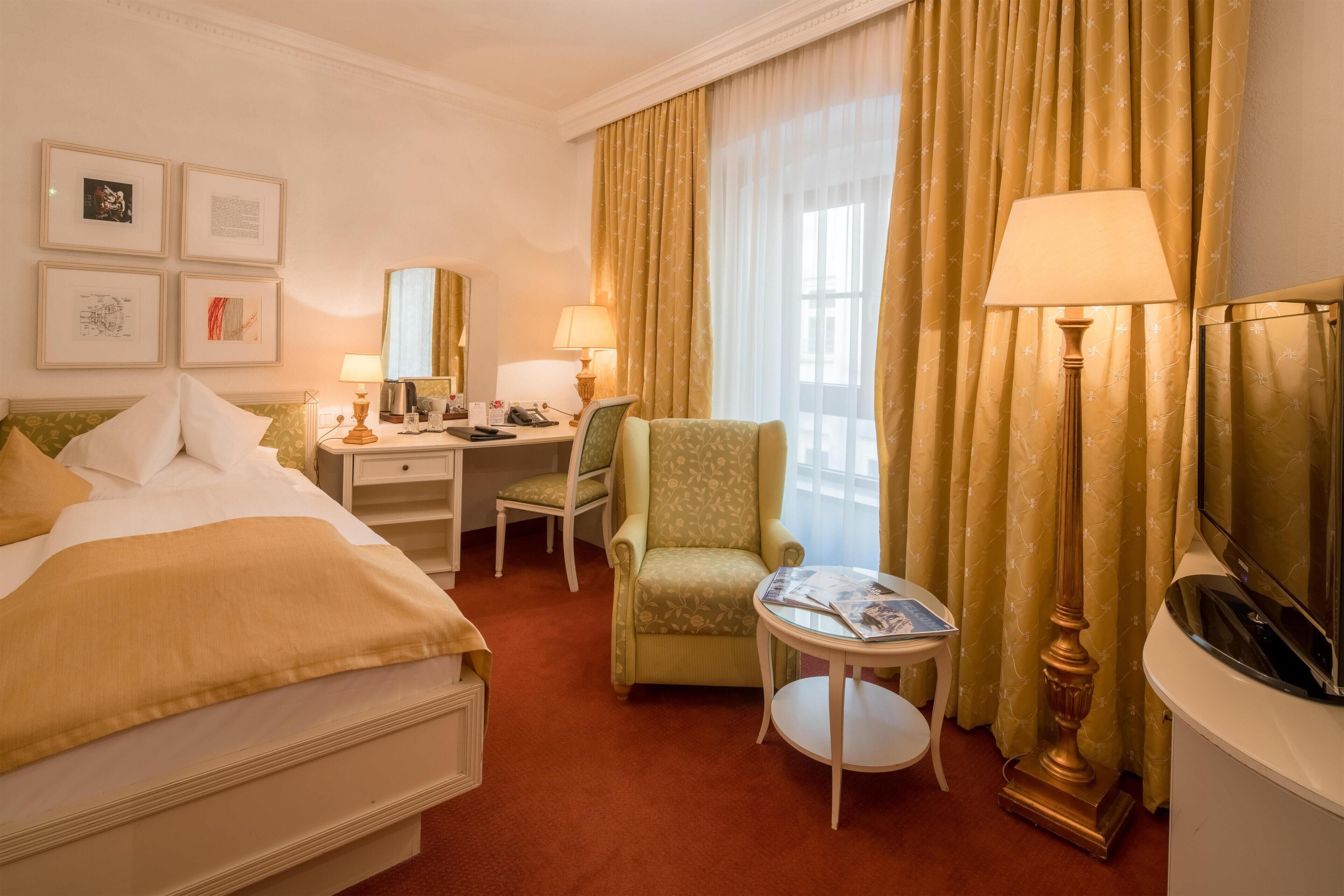 Classic Room, 1 Twin Bed | Hypo-allergenic bedding, in-room safe, desk, laptop workspace