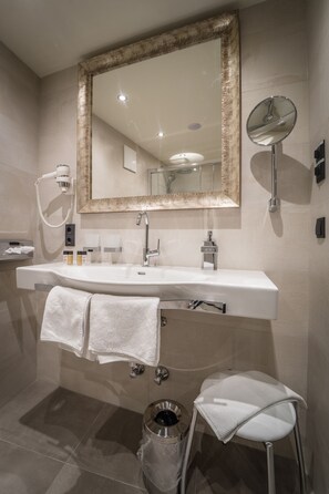 Traditional Room, 1 Double Bed | Bathroom | Shower, hair dryer, towels - Hotel Goldener Adler, BW Signature Collection (Innsbruck)