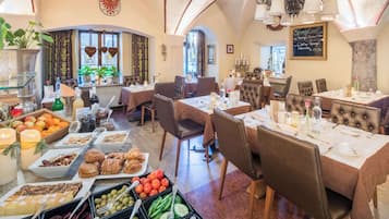 Colazione completa, servita tutte le mattine (24 EUR a persona)