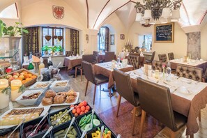Daily full breakfast (EUR 24 per person) - Hotel Goldener Adler, BW Signature Collection (Innsbruck)