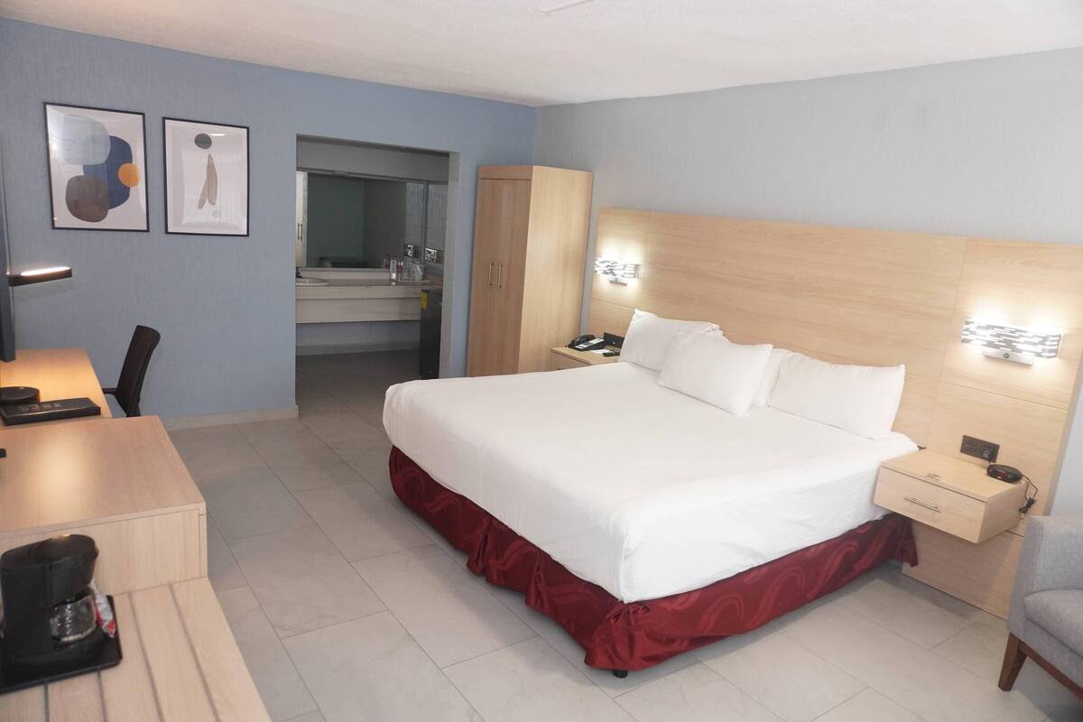 Room, 1 King Bed, Non Smoking (Upgrade) | Minibar, desk, blackout drapes, iron/ironing board (on request)