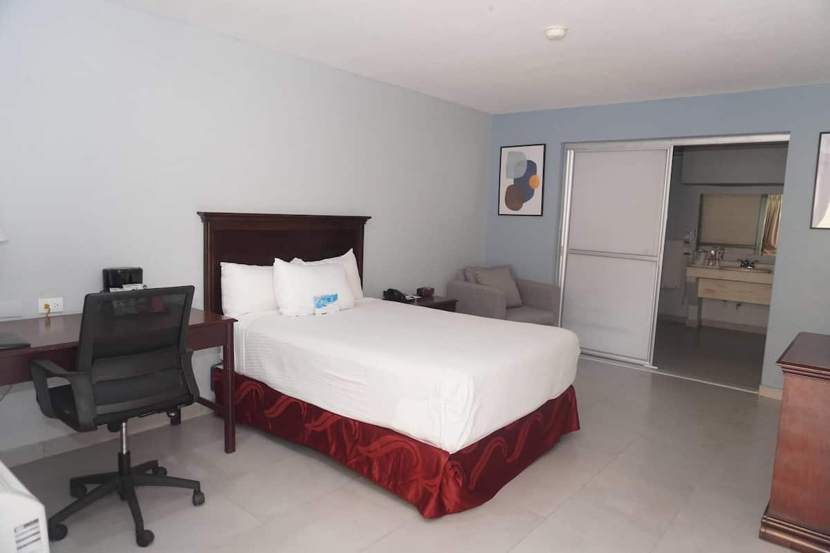 Quarto, 1 cama de casal, para não fumantes (Accesible) | Frigobar, escrivaninha, cortinas blackout, ferros/tábuas de passar roupa