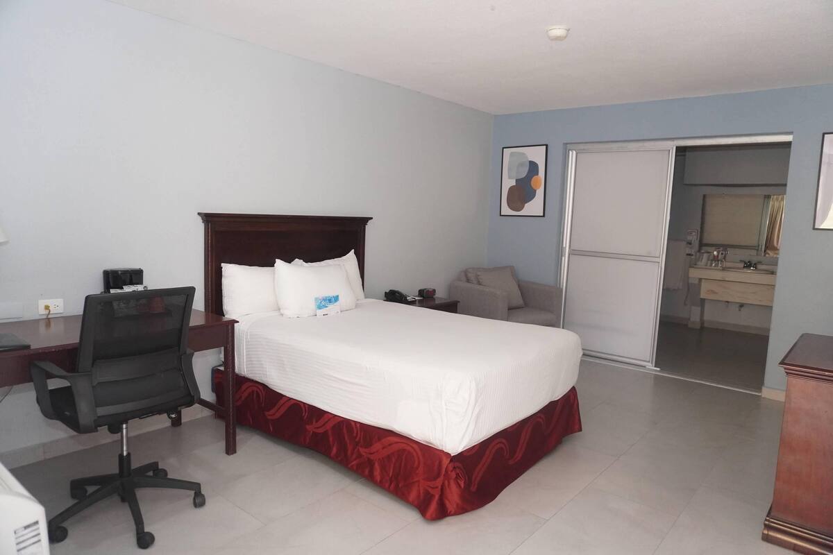 Room, 1 Double Bed, Non Smoking (Accesible) | Minibar, desk, blackout drapes, iron/ironing board (on request)