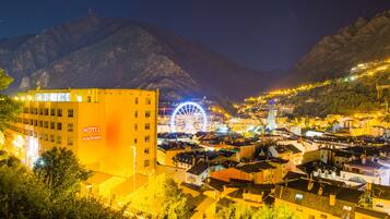 Voorkant accommodatie - avond/nacht