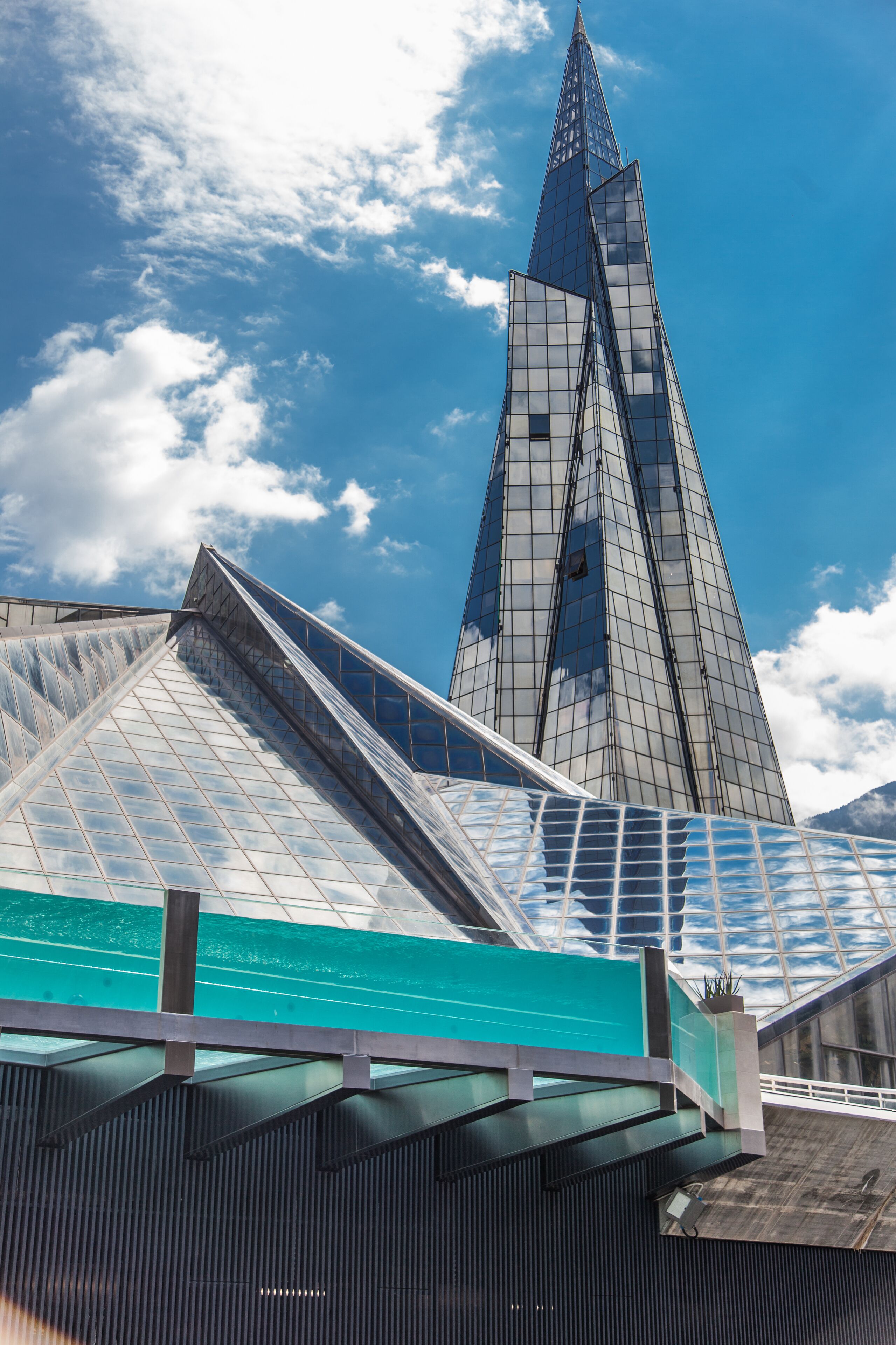 Un edificio moderno con fachada de vidrio y una estructura triangular destacada.