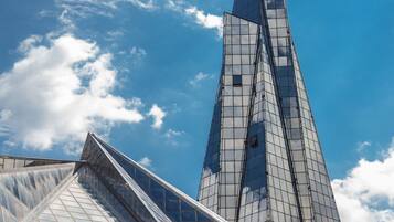 Un edificio moderno con fachada de vidrio y una estructura triangular destacada.