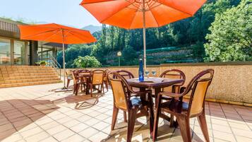 2 restaurants, serveren ontbijt, lunch, diner, internationale gerechten