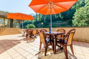 2 restaurants, breakfast, lunch, dinner served; international cuisine