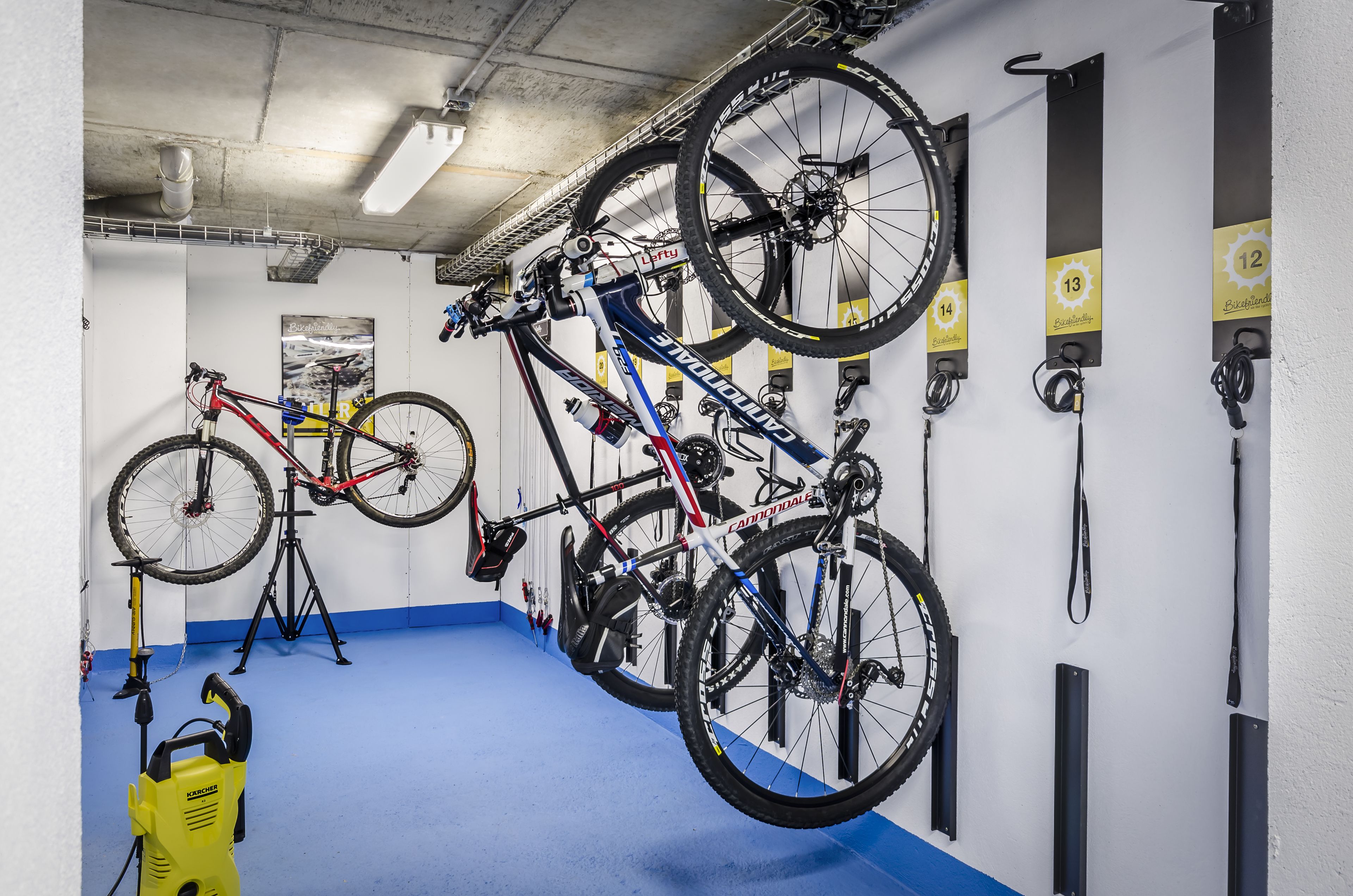 Una estación de reparación de bicicletas con varias bicicletas y herramientas.