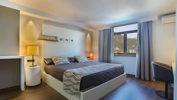 Junior Suite | Minibar, in-room safe, desk, laptop workspace