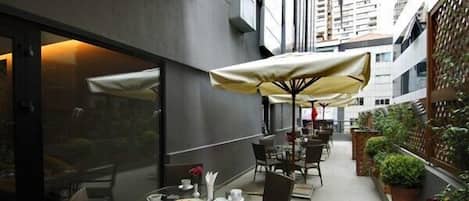 Serveert ontbijt en diner