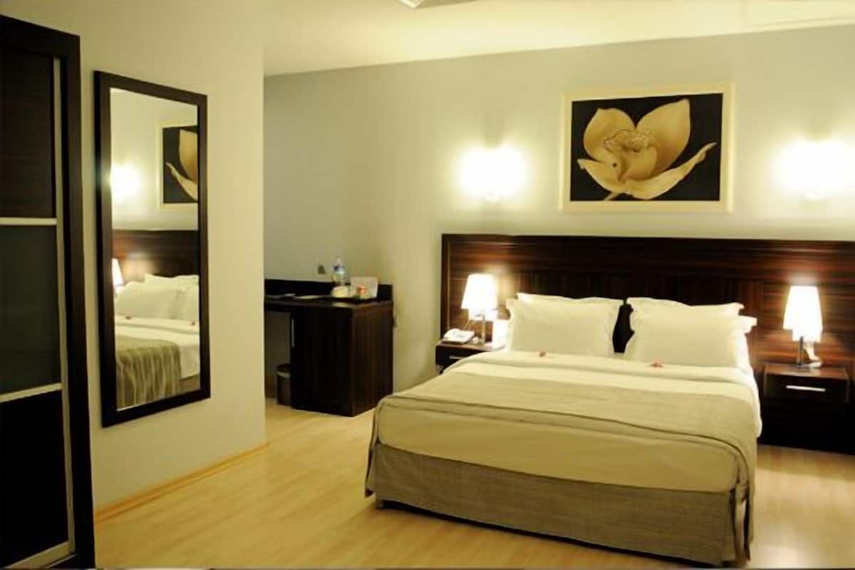 Minibar, in-room safe, desk, iron/ironing board (on request)