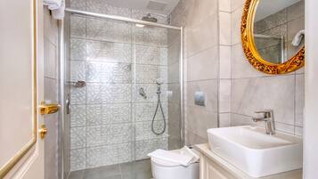 Dusche, Regendusche, kostenlose Toilettenartikel, Haartrockner