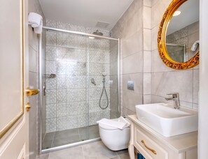 Shower, rainfall showerhead, free toiletries, hair dryer - Hotel Saba (Istanbul)