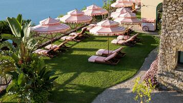 Outdoor pool, pool umbrellas, sun loungers