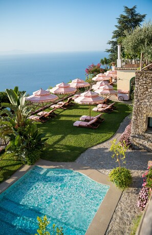 Outdoor pool, pool umbrellas, pool loungers - Palazzo Avino (Ravello)