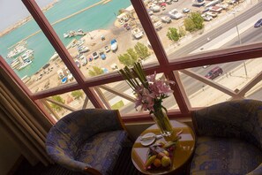 Minibar, desk, iron/ironing board, rollaway beds - Happy Days Hotel (Manama)