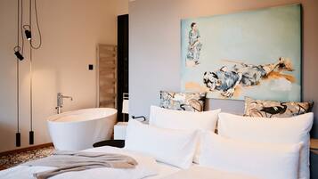 Design Room, 1 King Bed, Mountain View | Premium bedding, down comforters, pillowtop beds, WiFi (free)