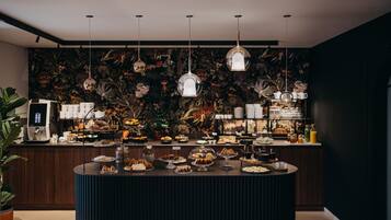 Petit déjeuner buffet (18 EUR par personne)