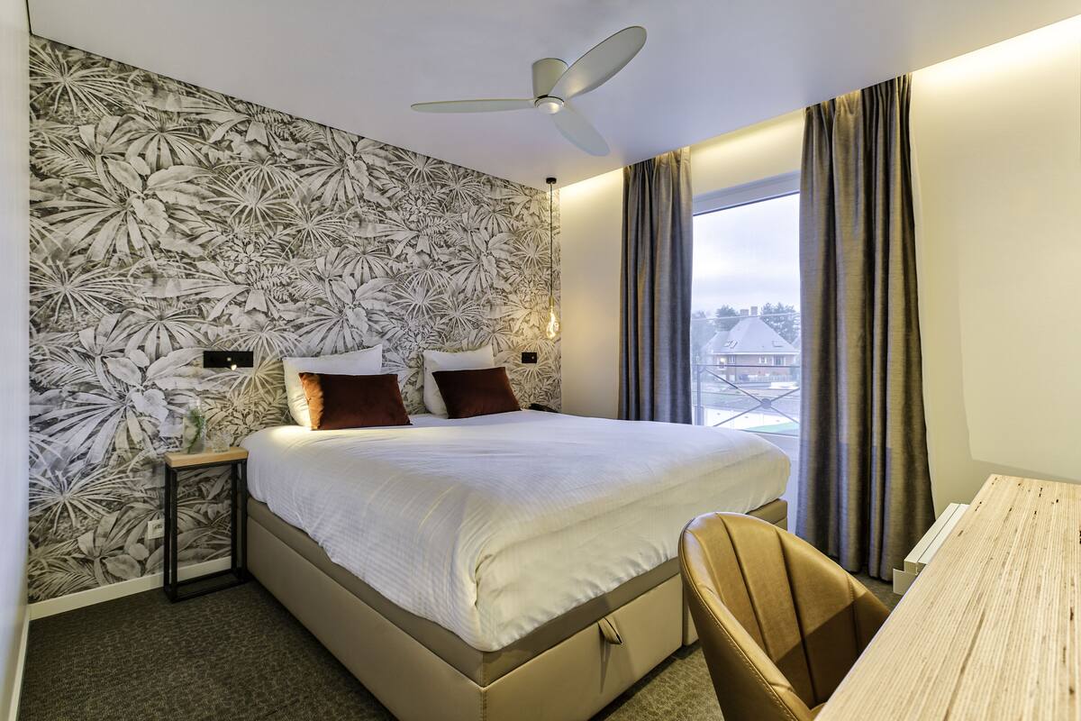Premium bedding, Tempur-Pedic beds, minibar, in-room safe