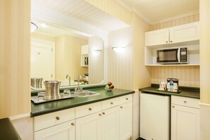 1 bedroom, premium bedding, in-room safe, desk
