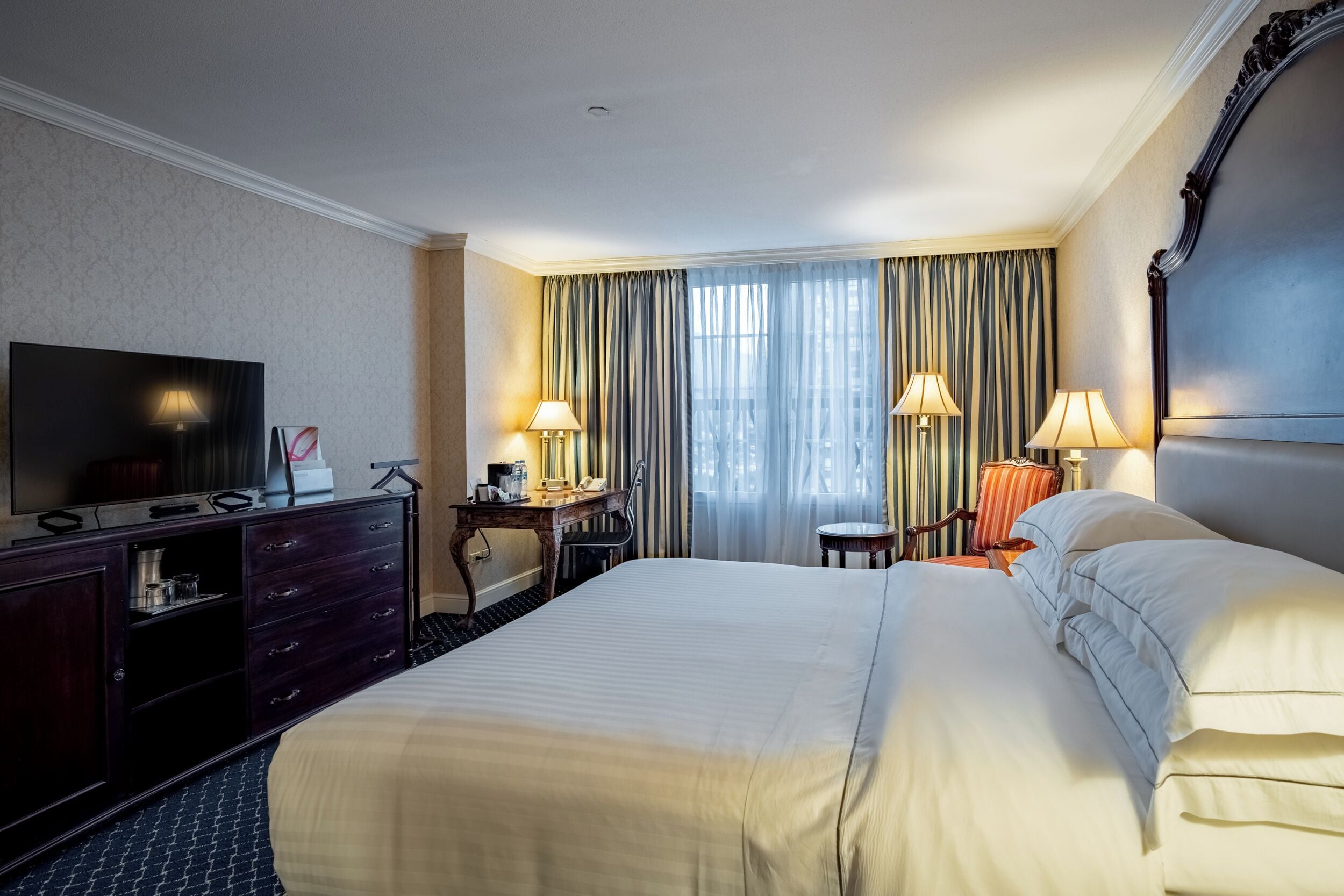 Ropa de cama de alta calidad, caja fuerte, escritorio