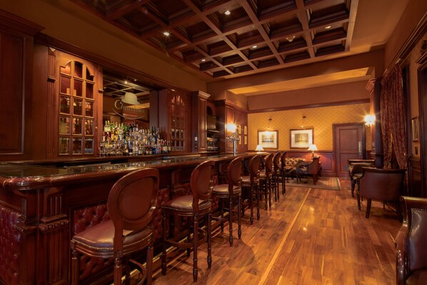 2 restaurants, breakfast, lunch, dinner served; international cuisine 