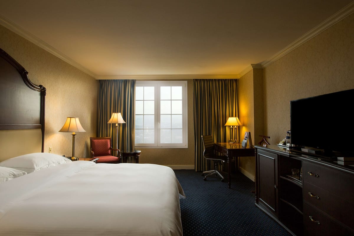 Premium bedding, in-room safe, desk, laptop workspace
