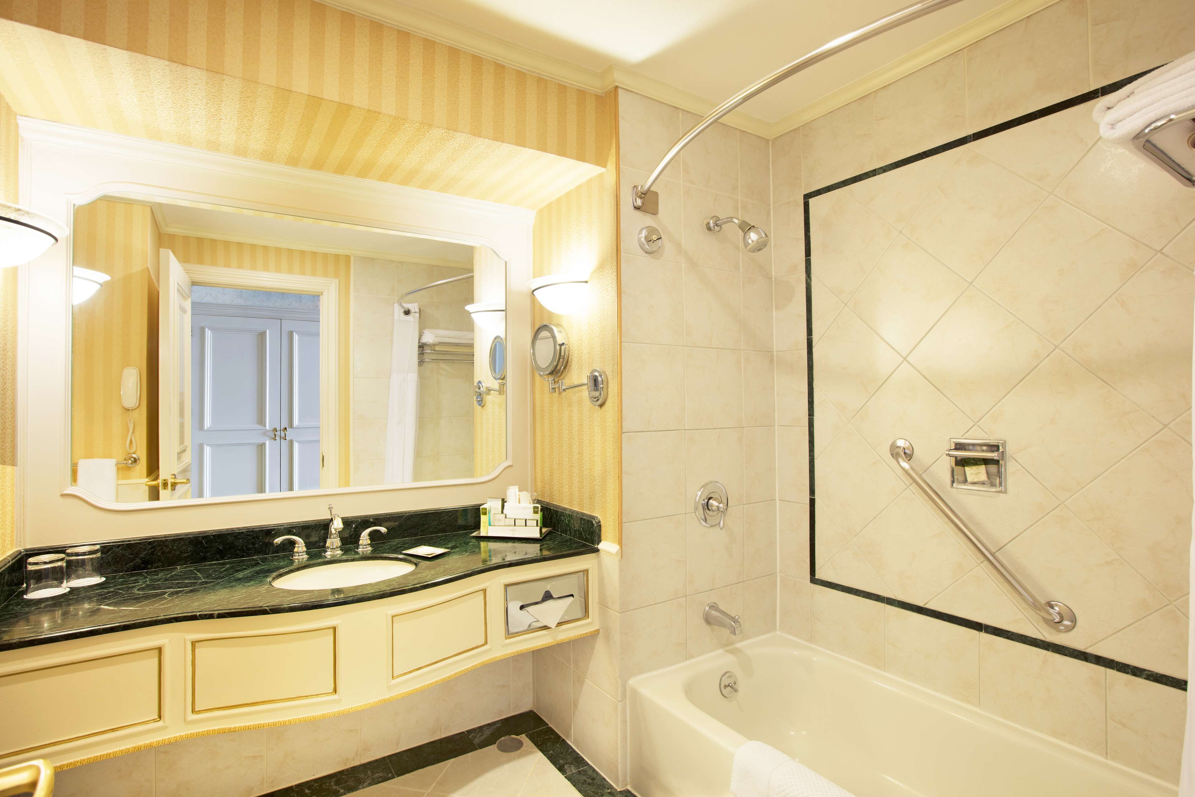 premium room (level king) | bathroom | combined shower/bathtub, eco-friendly toiletries, hair dryer, bathrobes