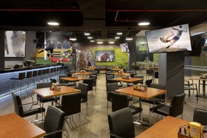 2 bars/lounges