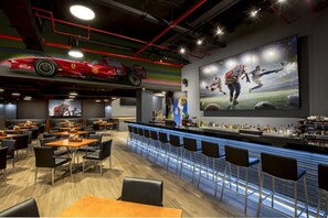 2 Bars/Lounges