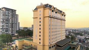 A high-rise hotel with multiple floors, balconies, and a prominent entrance. - Barceló San Salvador (San Salvador)