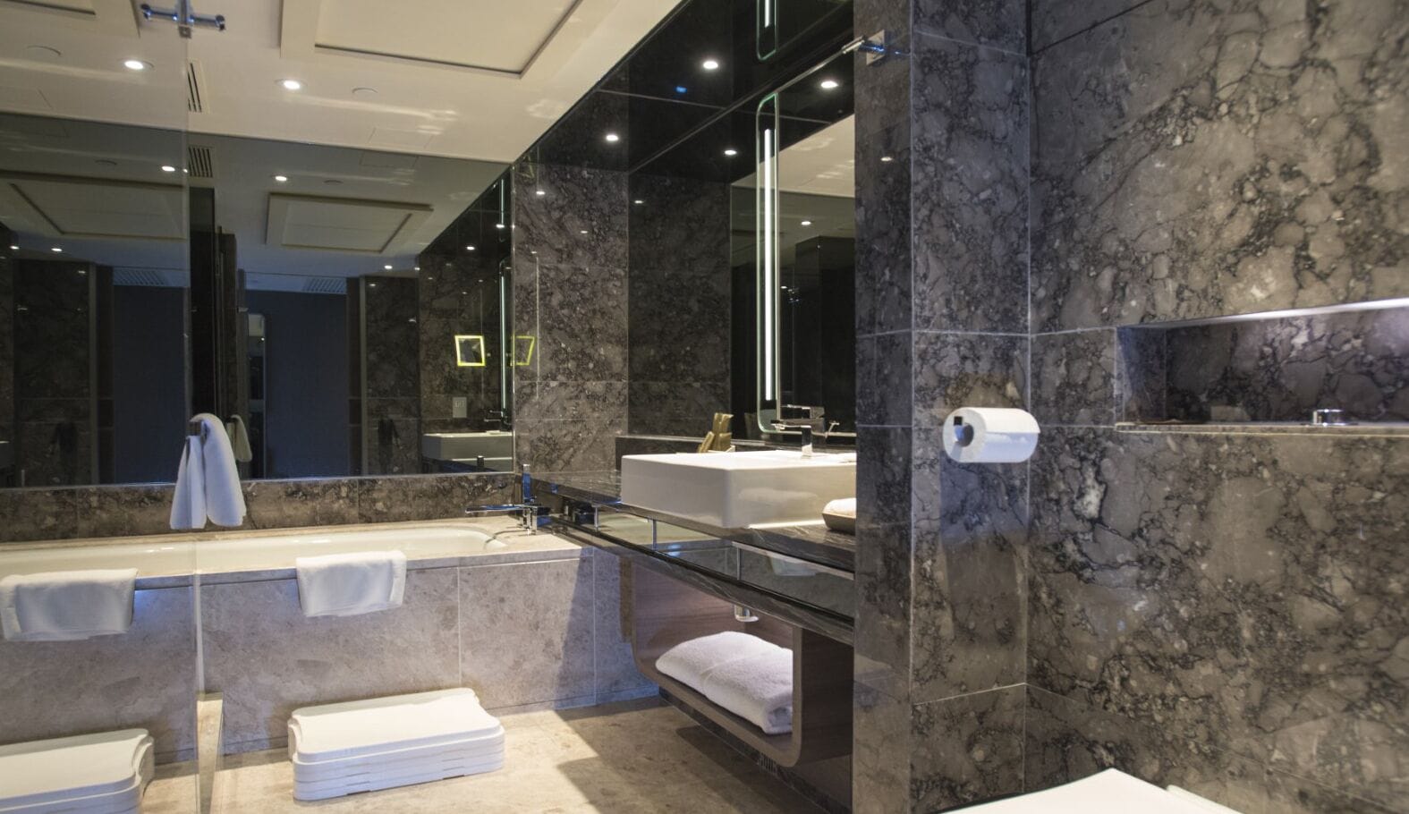 plaza superior | bathroom | free toiletries, hair dryer, slippers, towels