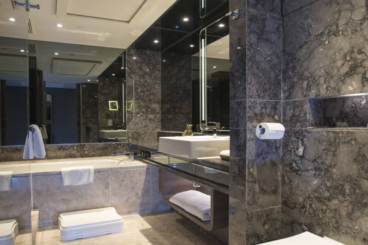 plaza superior | bathroom | free toiletries, hair dryer, slippers, towels
