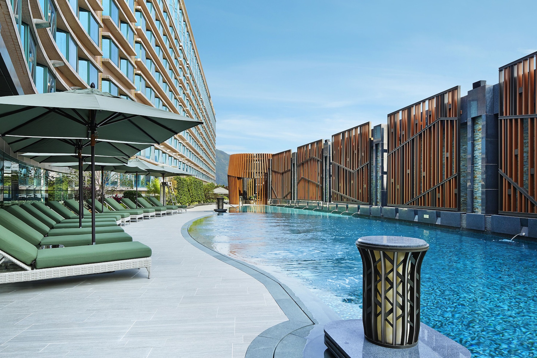 Outdoor pool, lifeguards on site