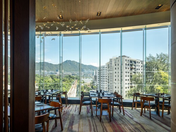 2 restaurants, lunch served