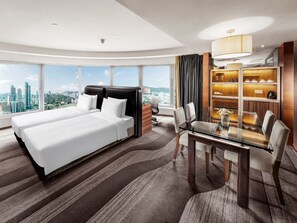 Plaza Premier Family Plus | In-room safe, blackout drapes, free WiFi, bed sheets - Royal Plaza Hotel (Kowloon)