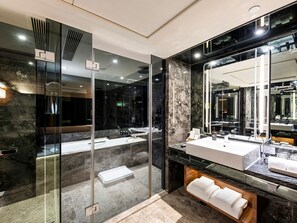 Plaza Premier Family Plus | Bathroom | Free toiletries, hair dryer, slippers, towels - Royal Plaza Hotel (Kowloon)