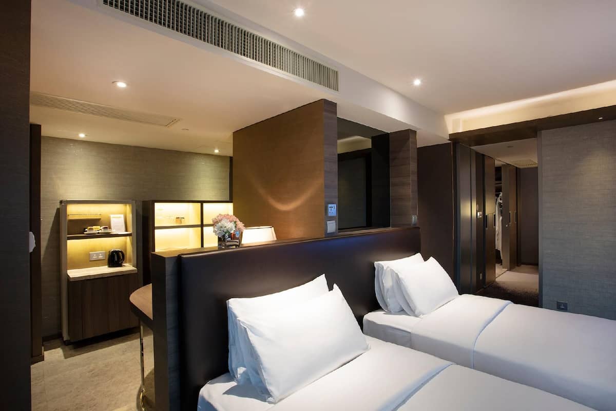 Plaza Delights Family Plus | In-room safe, blackout drapes, WiFi (free), bed sheets