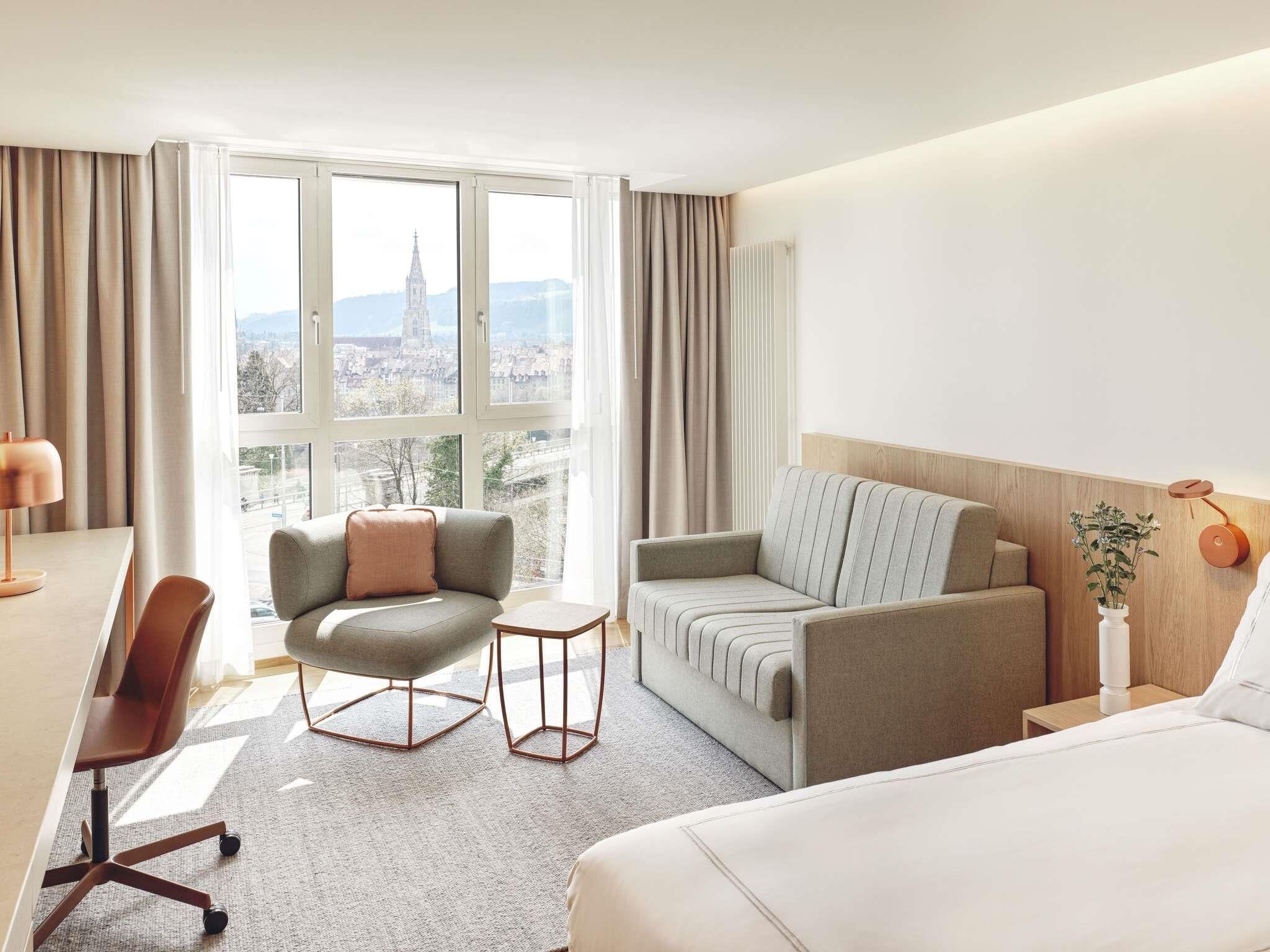 Swiss advantage room with king-size bed (200 cm ) and a sofa bed | 迷你吧、客房内保险箱、办公桌、折叠床/加床（额外收费）