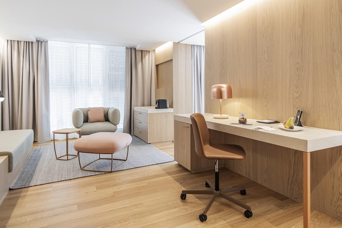 Suite, 1 trĂšs grand lit, balcon | Minibar, coffres-forts dans les chambres, bureau