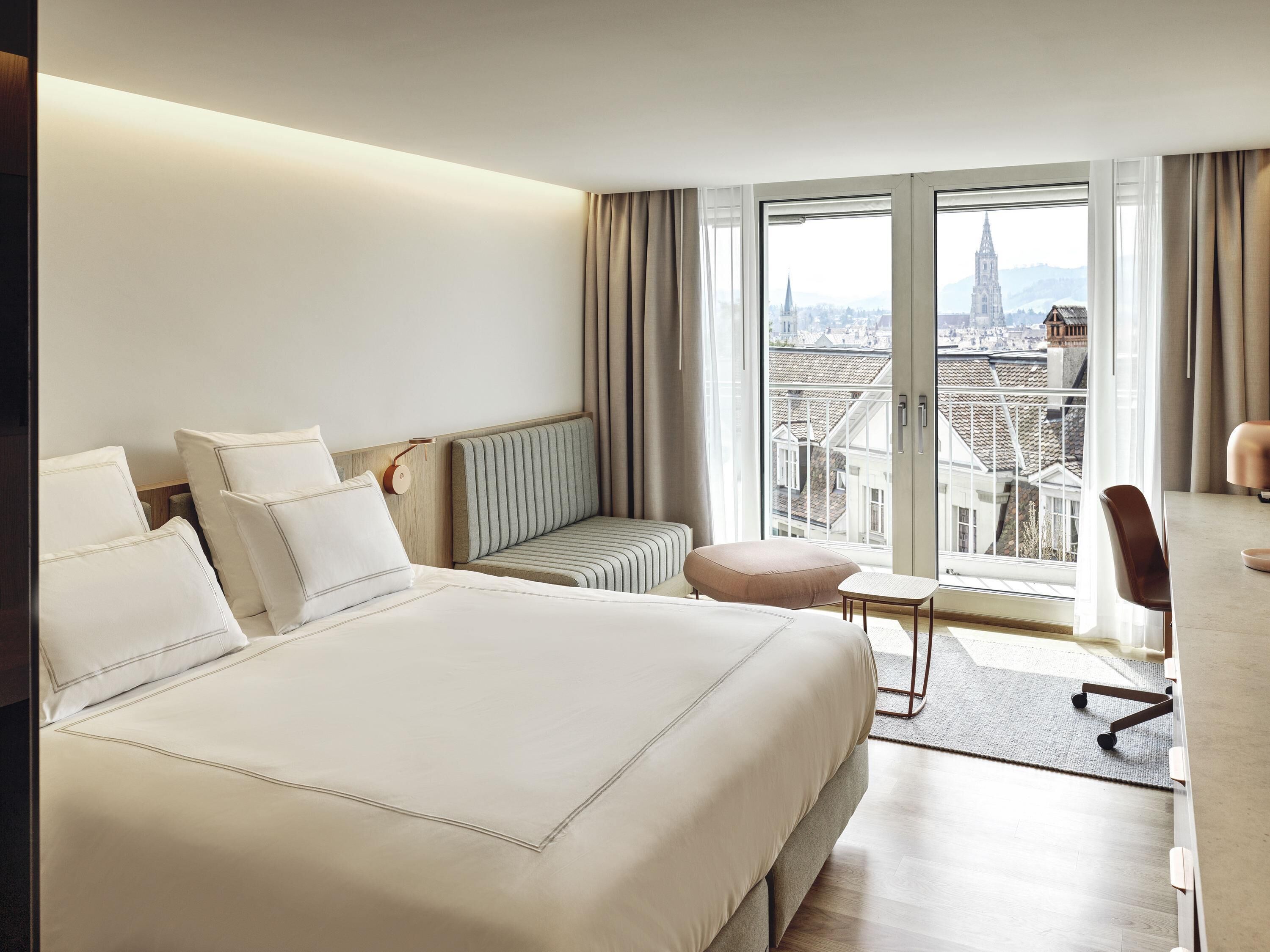 Swiss Advantage Room with 1 king size bed (180c m) and small balcony | 미니바, 객실 내 금고, 책상, 간이 침대