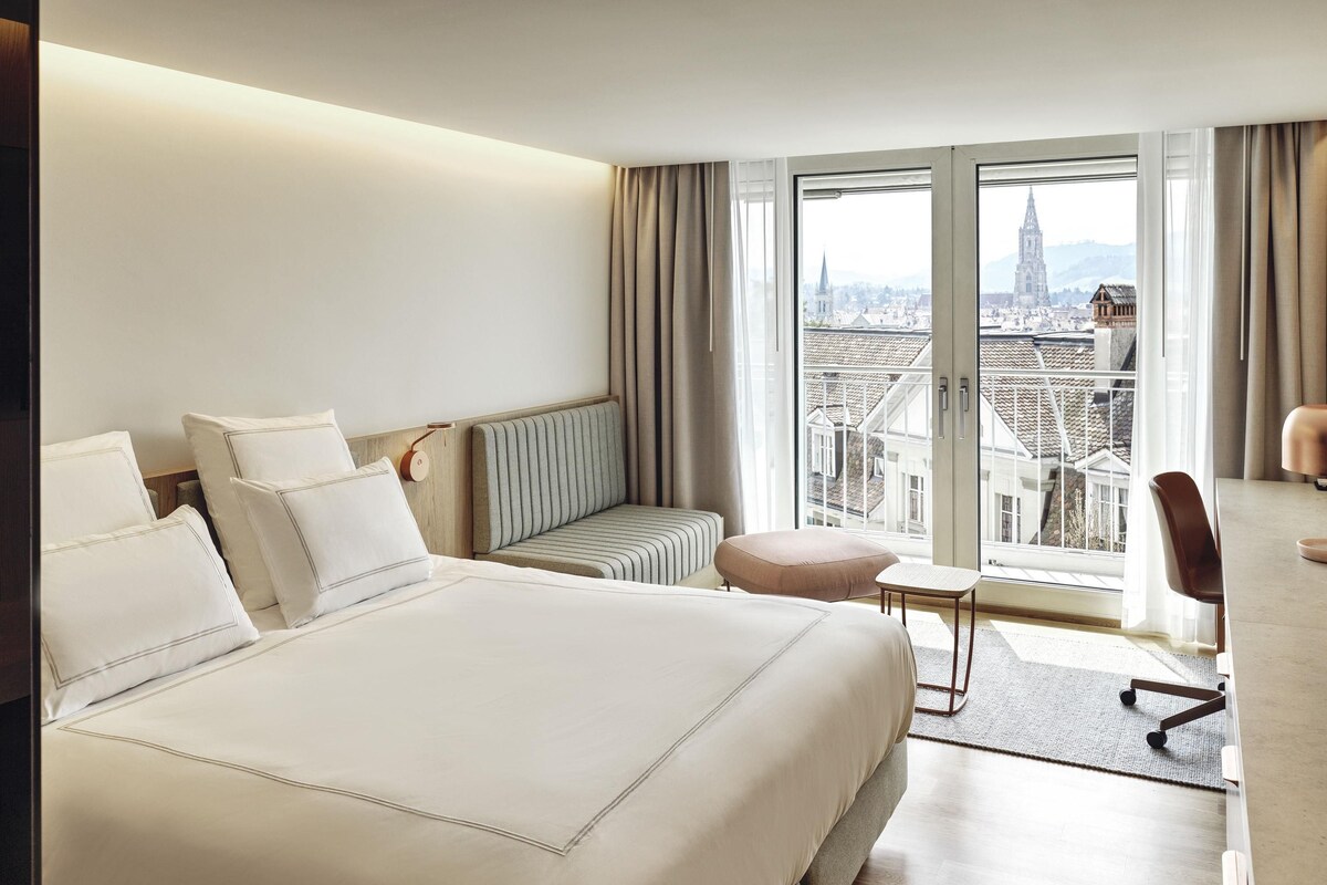 Swiss Advantage Room with 1 king size bed (180c m) and small balcony | Minibar, in-room safe, desk, WiFi (free)