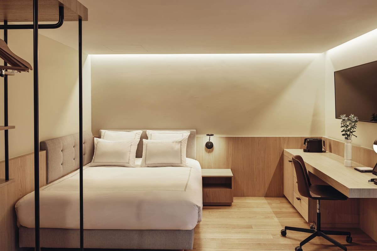 Classic Room with 1 queen bed facing the interi or of the hotel with no view | Minibar, in-room safe, desk, rollaway beds