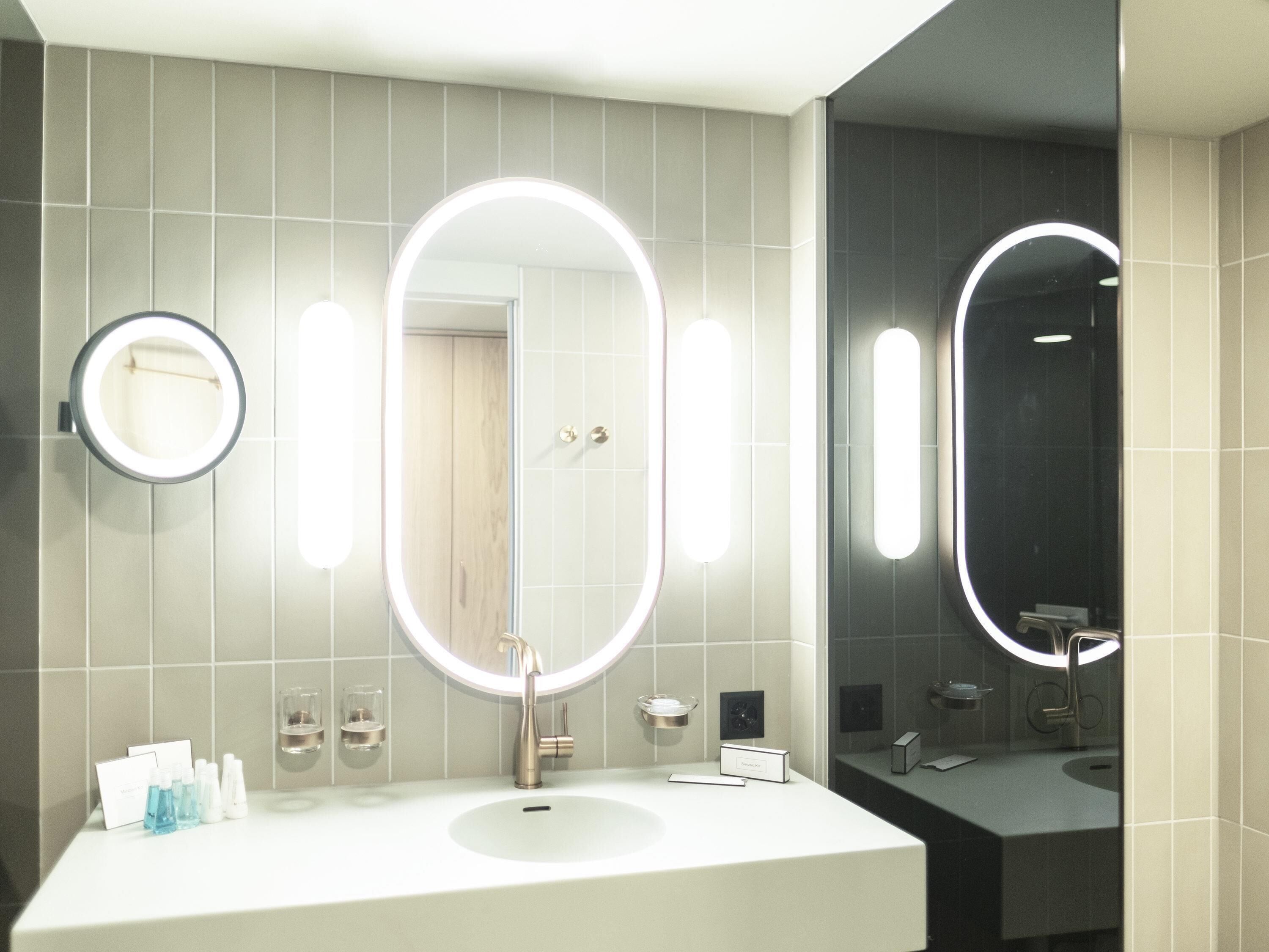 Minibar, coffres-forts dans les chambres, bureau