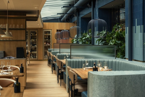 2 restaurants; lunch and dinner served