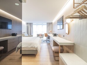 Swiss advantage room with king-size bed (200 cm ) and a sofa bed | Minibar, caja fuerte, escritorio y camas supletorias
